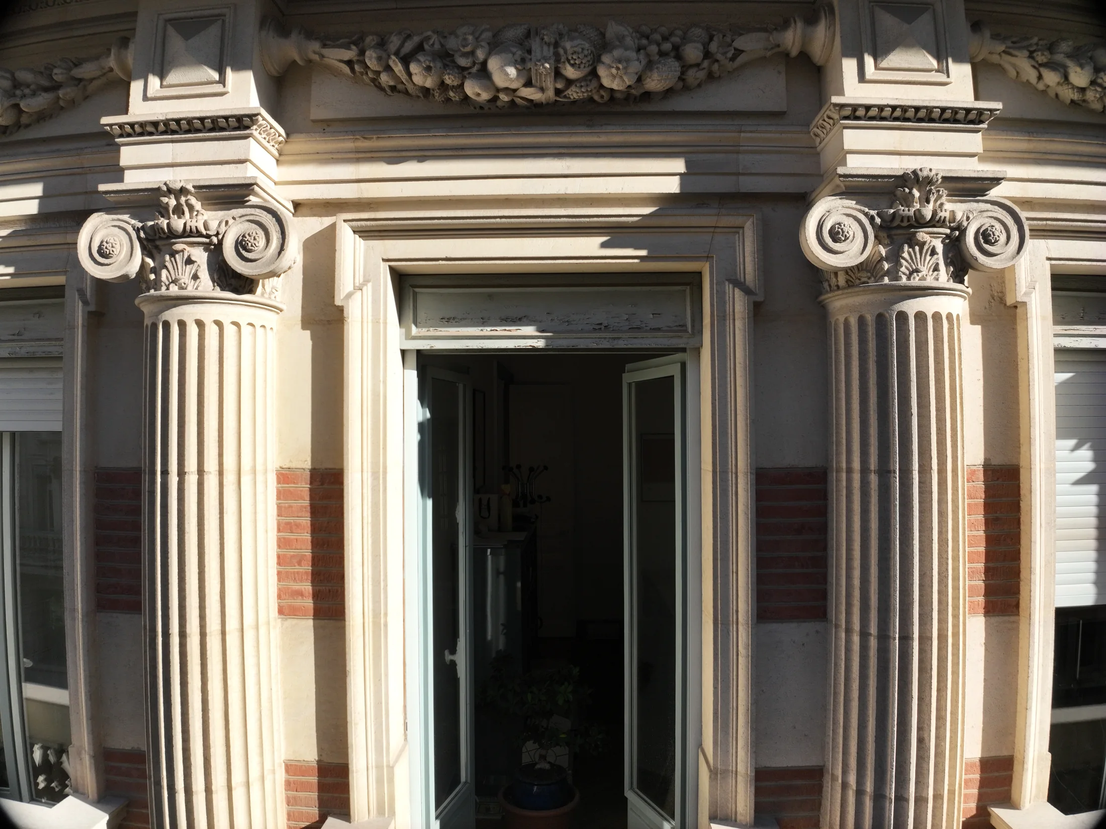 Chapiteaux et colonnes de la façade rue de Metz